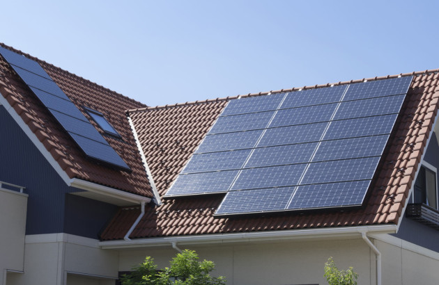 panneaux solaires fixés en surimposition