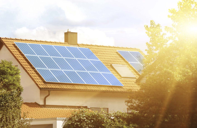 Panneaux solaires sur un toit de maison
