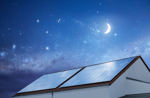 Panneaux solaires nocturnes captant la luminosité lunaire