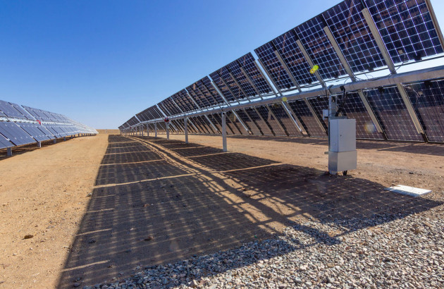 Rangée de panneaux solaires bifaciaux de dos