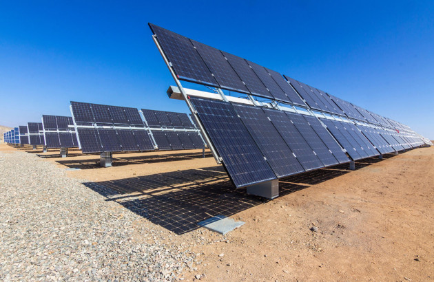 Ferme de panneaux solaires bifaciaux