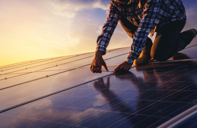 Panneaux photovoltaïques et batteries de stockage de l'énergie;
