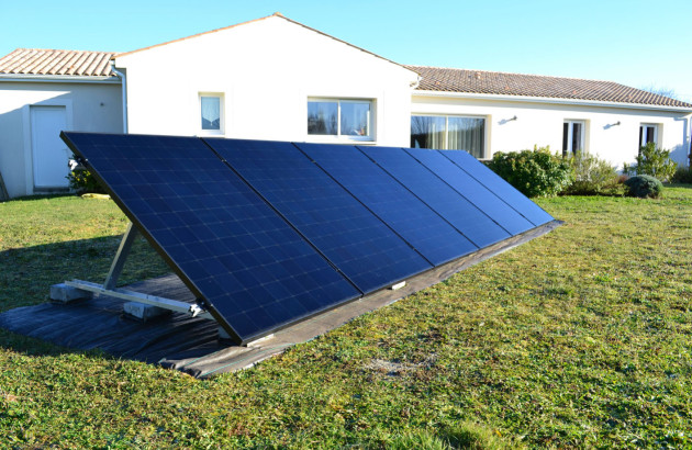 Installation de panneaux solaires au sol bien orientés