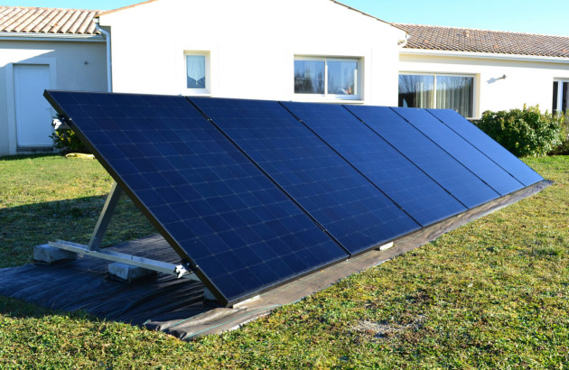 Installation de panneaux solaires au sol correctement orientés
