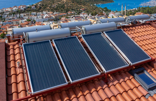 Panneaux solaires thermiques sur le toit d'une maison
