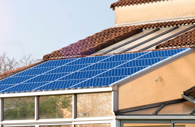 Panneaux solaires installés sur une veranda