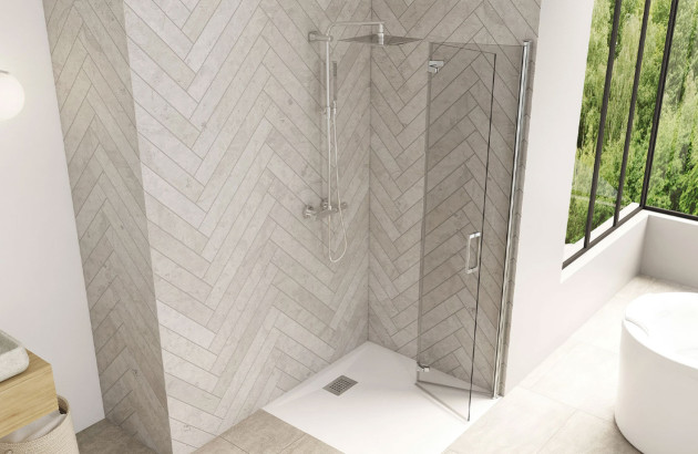 douche moderne avec des murs en carrelage gris clair posé en chevron sur une paroi de douche en verre et avec une robinetterie chromée