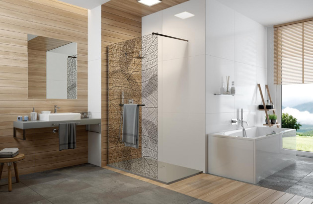 salle de bain moderne avec des murs en carrelage et une douche à l'italienne dotée d'une paroi en verre imprimée d'un motif de feuilles et une baignoire