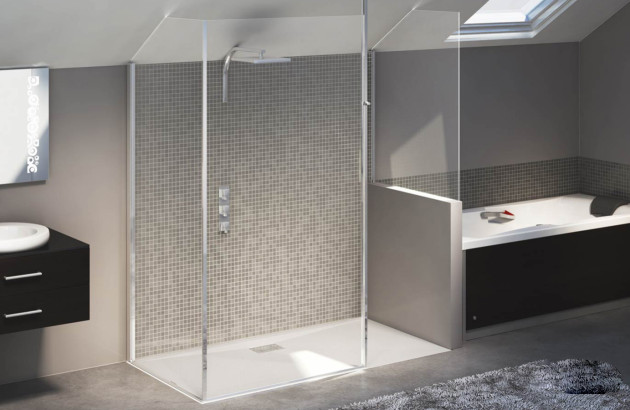 Paroi de douche sur mesure dans une salle de bains sous les combles