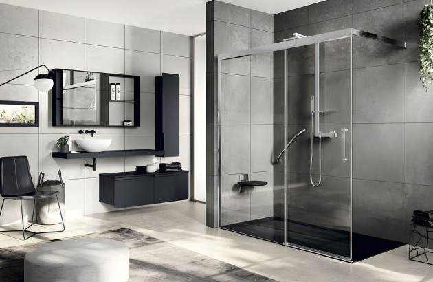 Salle de bains avec une paroi de douche coulissante aux profilés contrastés