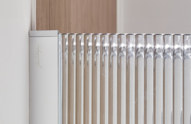 paroi de douche en verre strié ou cannelé avec un profilé métallique brillant