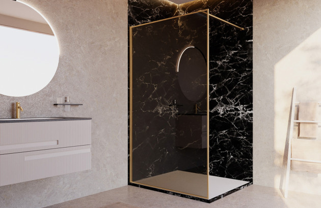 Douche dans une salle de bains avec une paroi de douche dorée et du carrelage imitation marbre noir