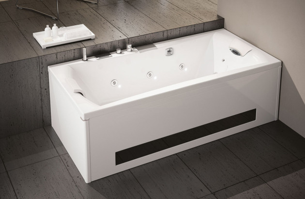 baignoire balnéo blanche dans une salle de bain bois marron