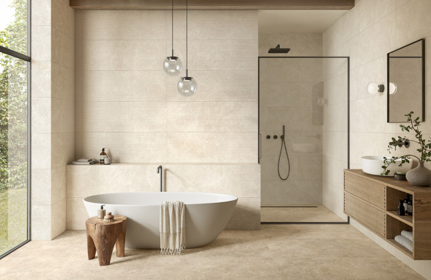 Grande salle de bains beige avec baignoire îlot et douche à l’italienne