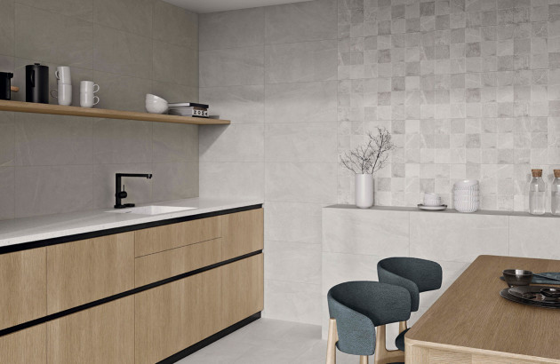 Cuisine moderne avec carrelage mural gris et mosaïque décorative en relief