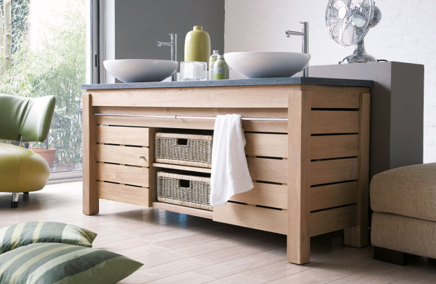 Meuble salle de bains en bois brut avec deux vasques et des accessoires
