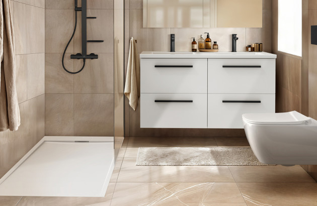 Salle de bains contemporaine avec receveur de douche blanc, meuble double vasque et WC suspendu.