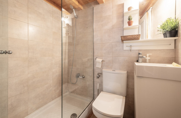 Petite salle de bains avec douche et carrelage beige