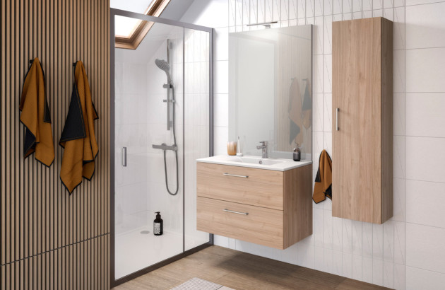petite salle de bains moderne et chaleureuse agencée avec une douche
