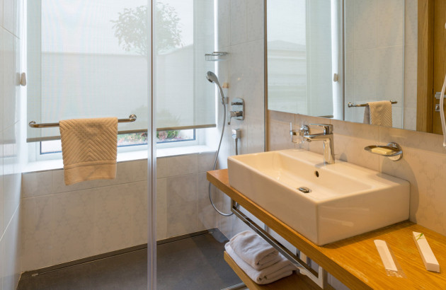 Petite salle de bain avec vasque et douche