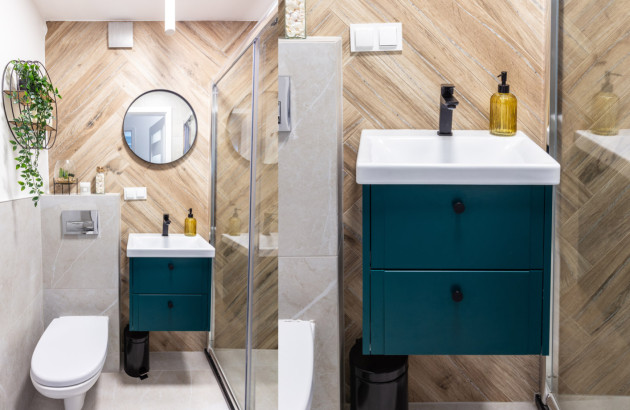 Petite salle de bain moderne avec meuble turquoise