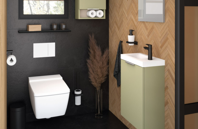 Petite salle de bains couleur noir et bois avec toilettes 