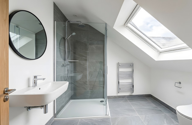 Petite salle de bains sous comble avec une douche avec un receveur plat avec rebords