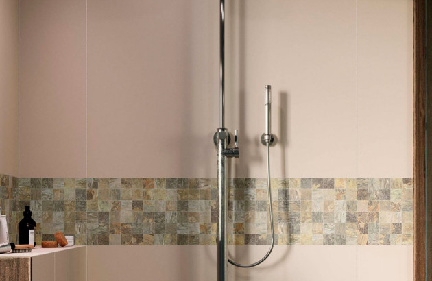 Douche avec des petits carreaux de carrelage mosaïque sur les murs