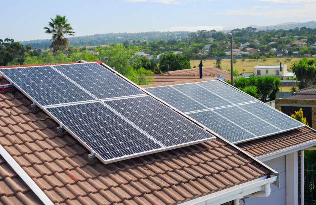 Installation photovoltaïque sur la toiture d’une maison en zone résidentielle.