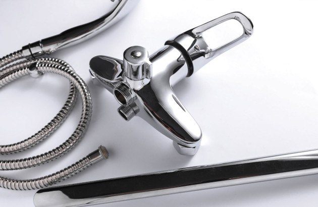 Mitigeur de douche avec les raccords