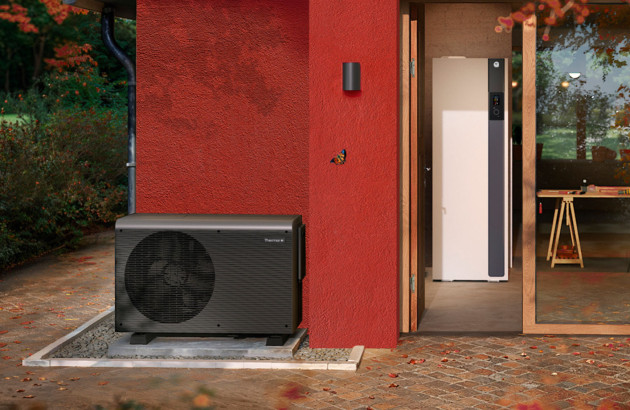 Pompe à chaleur air-eau installée à l’extérieur d’une maison pour assurer le chauffage et la production d’eau chaude.