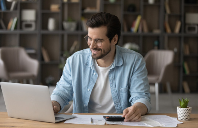 Homme qui se renseigne sur internet