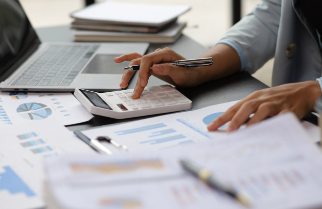 Personne qui fait les comptes sur un bureau