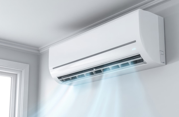 Gros plan sur une climatisation réversible diffusant de l’air frais dans une pièce lumineuse.