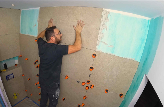 Pose du carrelage mural effet travertin