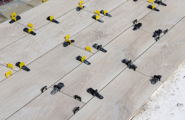 Pose d'un carrelage avec ustensiles
