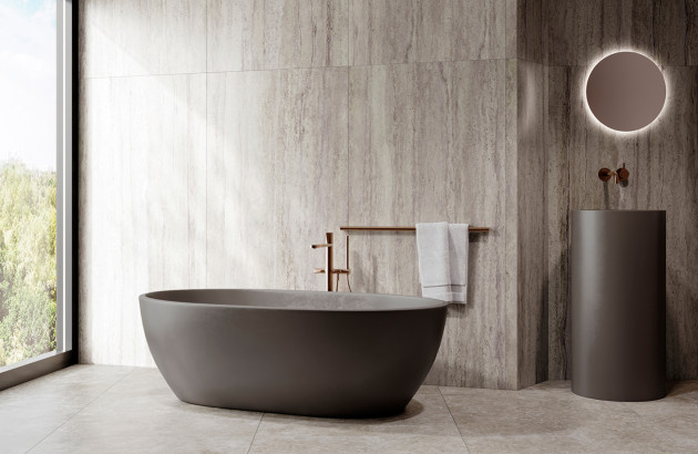 Salle de bains minimaliste avec baignoire moderne, parois minérales et ambiance zen.