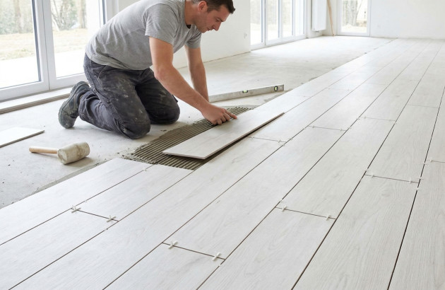 Pose de carrelage imitation bois blanchi avec croisillons, installation de carreaux grand format effet bois