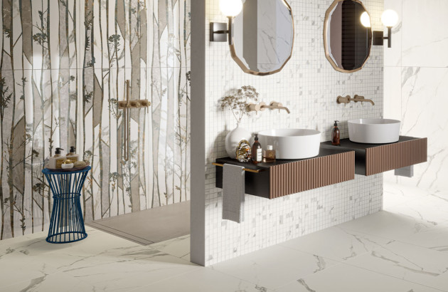 Salle de bains design avec mosaïque murale, douche décor forêt et vasques modernes suspendues.