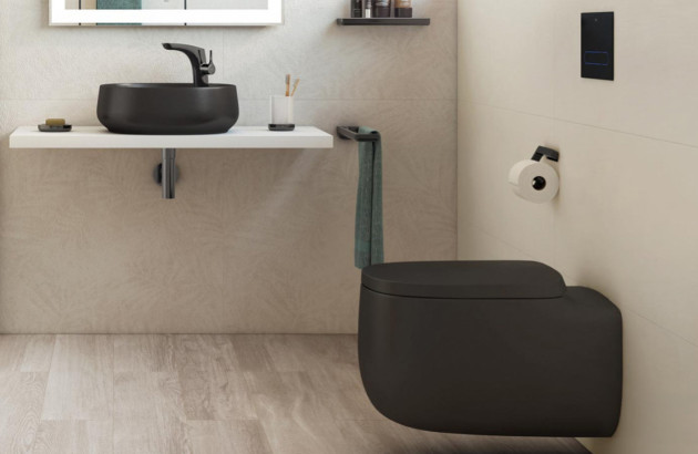 WC suspendu noir associé à une vasque noire dans une salle de bains moderne aux tons naturels.