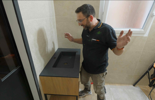 Pose du meuble de salle de bain en chêne massif