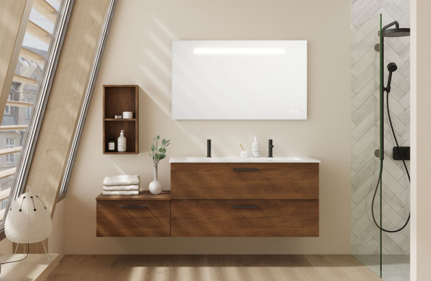 Meuble de salle de bains en bois brut dans une salle de bains