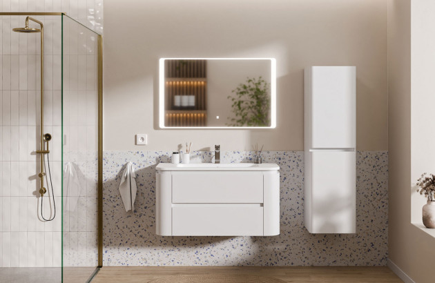 Salle de bains contemporaine avec meuble vasque blanc suspendu, miroir lumineux et colonne de rangement murale.