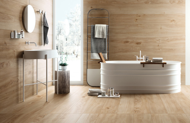 Salle de bains avec carrelage imitation bois blanchi au sol et murs, ambiance naturelle et chaleureuse