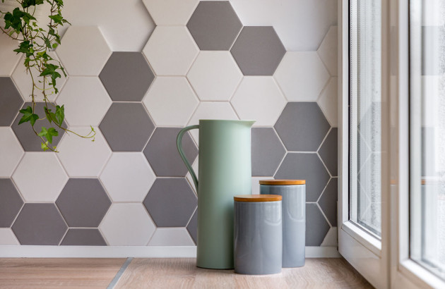 Crédence en carreaux hexagonaux blancs et gris pour une cuisine contemporaine.
