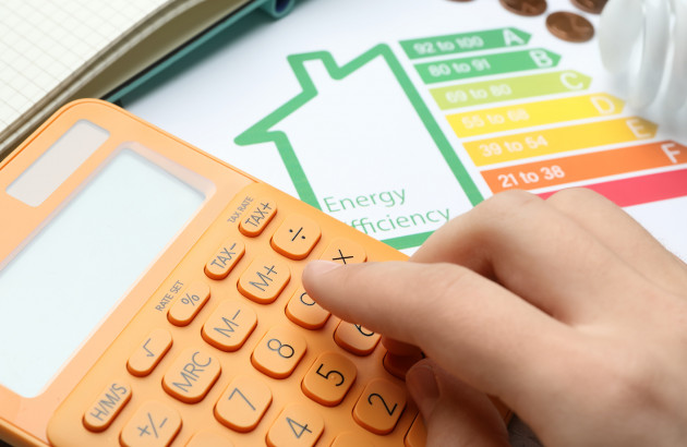 personne utilisant une calculatrice
