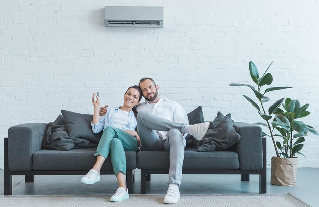 Couple heureux de la nouvelle climatisation installée par un professionnel