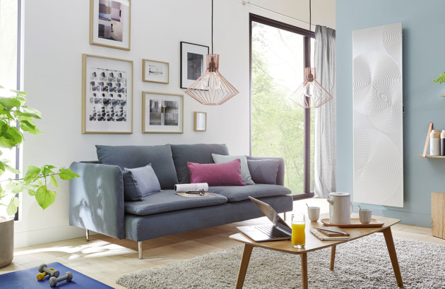 Radiateur vertical mural positionné près d'une fenêtre dans un logement