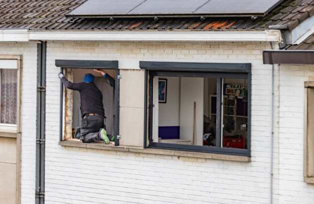 Artisans qui travaillent dans une maison sur l'isolation des fenêtres