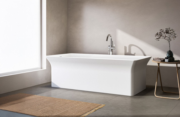 Baignoire îlot design dans un coin d'une grande salle de bains